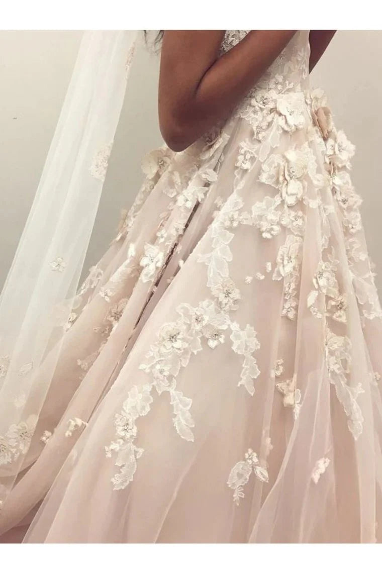 Vestido de novia de tul con escote corazón, tirantes finos y espalda descubierta con vuelo